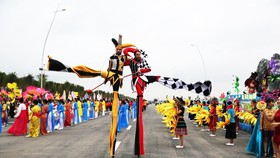 Diễu hành Carnaval tưng bừng bên bờ biển Bãi Cháy