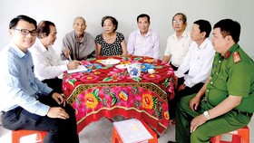 Các vị khách đến thăm nhân sĩ Nguyễn Hữu Hạnh về nhà mới                                       Ảnh: Q.AN
