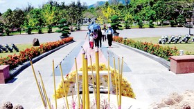 Người dân tham quan và dâng hương tưởng niệm các Anh hùng liệt sĩ tại Nghĩa trang Hàng Dương