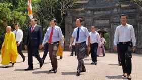 Đoàn công tác của Ủy ban Trung ương MTTQ Việt Nam thăm, chúc mừng Lễ Phật đản tại chùa Báo Quốc. Ảnh VOV