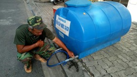 Dawaco đặt các bồn nước tạm cho người dân sử dụng 