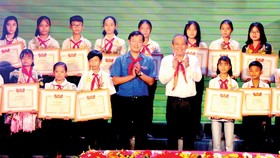 Phó Thủ tướng Thường trực Trương Hòa Bình trao bằng khen cho các thiếu nhi vượt khó học giỏi