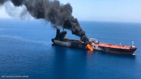 Một tàu chở dầu đang bốc cháy trên biển Oman hôm 13-6-2019 