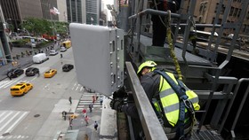 Nhân viên kỹ thuật lắp đặt thiết bị cho mạng 4G và 5G tại New York, Mỹ. Ảnh: REUTERS