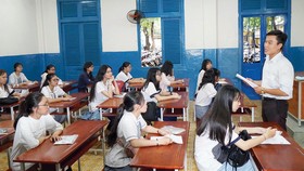 Giám thị hướng dẫn quy chế thi THPT Quốc gia 2019 cho các thí sinh tại điểm thi Trường THPT Trần Khai Nguyên, quận 5, TPHCM. Ảnh: HOÀNG HÙNG