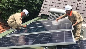 Nhiều nhà dân ở xã An Thới Đông (huyện Cần Giờ) lắp pin năng lượng mặt trời áp mái