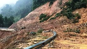 6.000m³ đất đá sạt xuống quốc lộ 4D Lai Châu - Lào Cai