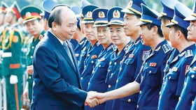 Thủ tướng Nguyễn Xuân Phúc với các cán bộ, sĩ quan  Bộ Tư lệnh Cảnh sát biển Việt Nam. Ảnh: TTXVN