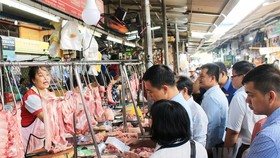 HĐND TPHCM khảo sát kinh doanh chợ truyền thống