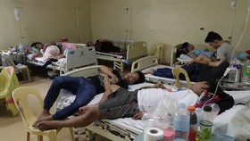 Bệnh nhân điều trị sốt xuất huyết tại Philippines. Ảnh: AP
