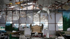 Trần nhà hỏng, bàn ghế chỏng chơ sau vụ đánh bom tiệc cưới ở thủ đô Kabul. Ảnh: REUTERS