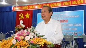 Phó Thủ tướng Thường trực Trương Hòa Bình phát biểu tại buổi trao quà cho học sinh nghèo và gia đình chính sách tại xã biên giới Tân Lập, huyện Tân Biên. Ảnh: TTXVN