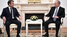 Tổng thống Nga Vladimir Putin và Tổng thống Pháp Emmanuel Macron (trái) gặp mặt ở Nga ngày 15-7-2018. Ảnh: RIA NOVOSTI