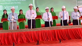 Chủ tịch UBND TPHCM Nguyễn Thành Phong cùng các đại biểu thực hiện nghi thức  khởi công xây dựng nhà máy chuyển đổi công nghệ đốt rác phát điện.