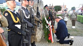 Tổng thống Ba Lan Andrzej Duda (phía trước) và Tổng thống Đức Frank-Walter Steinmeier (phía sau) đặt hoa tưởng nhớ các nạn nhân tại lễ tưởng niệm nhân dịp 80 năm ngày nổ ra Chiến tranh Thế giới 2. Ảnh: TTXVN