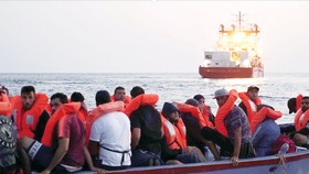 Các di dân trên tàu ở Địa Trung Hải chờ được nhập cư vào châu Âu