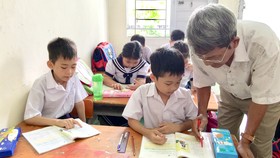 Thầy Nguyễn Tất Hữu tận tâm dạy chữ cho các trẻ em nghèo