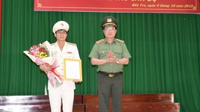Thứ trưởng Bộ Công an trao quyết định điều động, bổ nhiệm Đại tá Võ Hùng Minh, Phó Giám đốc Công an tỉnh Bình Phước, giữ chức vụ Giám đốc Công an tỉnh Bến Tre