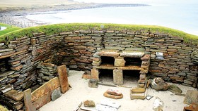Khu định cư thời kỳ đồ đá mới ở Skara Brae, quần đảo Orkney,  chỉ còn cách Bắc Đại Tây Dương vài mét. Ảnh: REUTERS