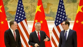 Bộ trưởng Tài chính Mỹ Steven Mnuchin (phải), Đại diện Thương mại Mỹ Robert Lighthizer (trái) và Phó Thủ tướng Trung Quốc Lưu Hạc tại vòng đàm phán thương mại ở Bắc Kinh ngày 14-2. Ảnh: TTXVN