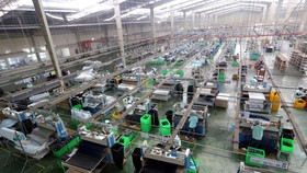Dây chuyền sản xuất giày dép xuất khẩu tại Công ty TNHH Midori Safety Footwear Việt Nam, vốn đầu tư của Nhật Bản tại KCN Điện Nam - Điện Ngọc (Quảng Nam). Ảnh: TTXVN