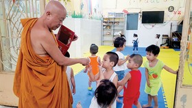 Thầy Thích Thiện Chiếu, trụ trì chùa Kỳ Quang 2,  cùng các em nhỏ ở mái ấm tình thương