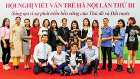 Các thế hệ học viên của Trường Viết văn Nguyễn Du tề tựu nhân dịp kỷ niệm 40 năm ngày thành lập trường. Ảnh: GIA HÀ