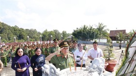 Bộ trưởng Bộ Công an, dẫn đầu cùng lãnh đạo tỉnh Tây Ninh, các cán bộ lão thành cách mạng đã đến dâng hoa, thắp hương tưởng niệm các anh hùng liệt sĩ