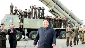 Nhà lãnh đạo Triều Tiên Kim Jong-un giám sát một vụ thử vũ khí trong năm 2019 