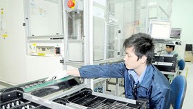 Sản xuất pin điện thoại di động tại Công ty Greystone Data Systems Việt Nam (Hoa Kỳ). Ảnh: CAO THĂNG