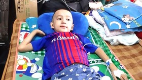 Một cháu bé thuộc hộ nghèo bị ung thư gan
