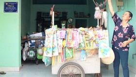 Bà Nguyễn Thị Sâm bên xe hàng chuẩn bị đi bán buổi chiều  (căn nhà tình thương được xây tặng năm 2017)