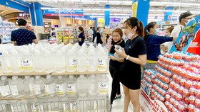Khách hàng mua dung dịch sát khuẩn tại Aeon Bình Tân. Ảnh: CAO THĂNG