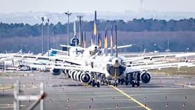 Hàng loạt máy bay của hãng Luffthansa (Đức)  đang nằm ở sân bay