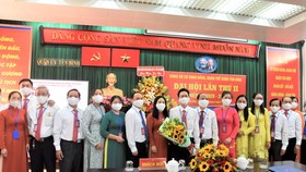Đồng chí Lê Hoàng Hà, Bí thư Quận ủy quận Tân Bình (thứ 7 từ trái vào) chúc mừng các đồng chí trong Ban chấp hành khóa mới