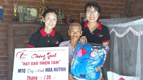 Nhóm từ thiện Thiện Tâm tặng quà một cụ già có hoàn cảnh khó khăn 