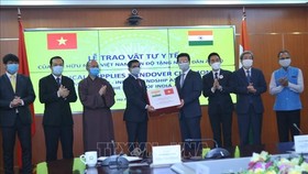 Bộ trưởng Bộ Thông tin và Truyền thông Nguyễn Mạnh Hùng, Chủ tịch Hội Hữu Việt Nam - Ấn Độ trao vật tư y tế cho Đại sứ Ấn Độ tại Việt Nam Pranay Verma. Ảnh:TTXVN