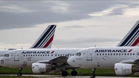  Máy bay của Hãng hàng không Air France tại sân bay Charles de Gaulle ở Paris, Pháp. Nguồn: TTXVN