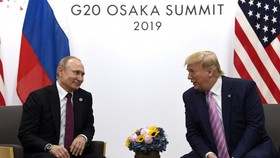 Tổng thống Nga Vladimir Putin và Tổng thống Mỹ Donald Trump bên thềm Thượng đỉnh G20 năm 2019. Ảnh: AP
