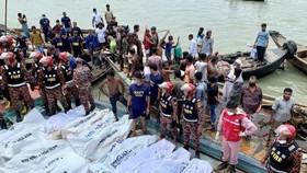 Hàng chục người thương vong trong vụ lật phà chở khách trên sông Buriganga, thủ đô Bangladesh, ngày 29-6-2020. Ảnh: REUTERS