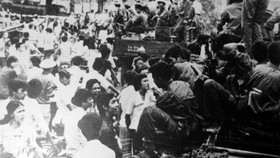 Nhân dân Sài Gòn đón mừng Quân Giải phóng ngày 30-4-1975. Ảnh: TƯ LIỆU