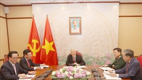 Tổng Bí thư, Chủ tịch nước Nguyễn Phú Trọng điện đàm trực tiếp  với Chủ tịch Đảng Nhân dân Campuchia, Thủ tướng Chính phủ Campuchia Hun Sen. Ảnh: TTXVN
