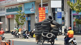 Xe tự chế chở hàng cồng kềnh trên đường Phan Văn Trị (quận Gò Vấp)