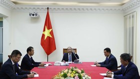 Thủ tướng Nguyễn Xuân Phúc điện đàm với Chủ tịch Ủy ban châu Âu. Nguồn: VGP