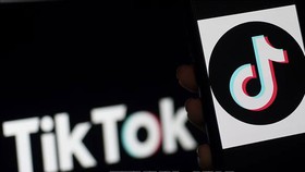  Biểu tượng TikTok trên màn hình điện thoại tại Arlington, Virginia, Mỹ. Nguồn: TTXVN
