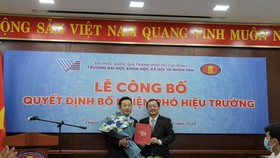 PGS.TS Huỳnh Thành Đạt trao quyết định bổ nhiệm cho TS Lê Hoàng Dũng