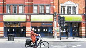 Các cửa hàng ở London đóng cửa trong thời gian phong tỏa chống dịch Covid-19