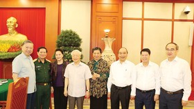 Tổng Bí thư, Chủ tịch nước Nguyễn Phú Trọng, Bí thư Quân ủy Trung ương và các đại biểu dự buổi làm việc với Thường vụ Quân ủy Trung ương. Ảnh: TTXVN