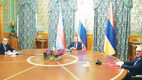 Ngoại trưởng Armenia Zohrab Mnatsakanyan, Ngoại trưởng Nga Sergei Lavrov  và Ngoại trưởng Azerbaijan Jeyhun Bayramov tại vòng đàm phán ở Moscow