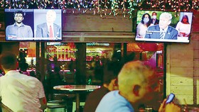Cuộc tranh luận giữa 2 ứng viên Tổng thống Mỹ được phát sóng trực tiếp                                 trên nhiều kênh truyền hình ở Florida                                       Ảnh: REUTERS